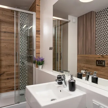 Apartwro 7th - Square, Railway Station